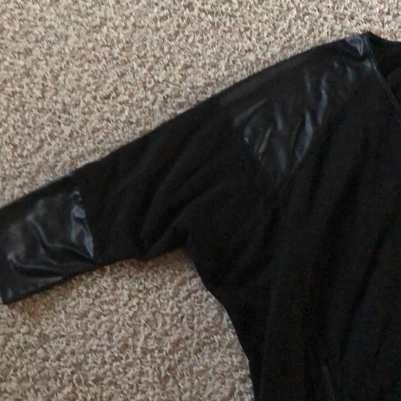 All black asymmetrical hem top - Picture 4 of 6